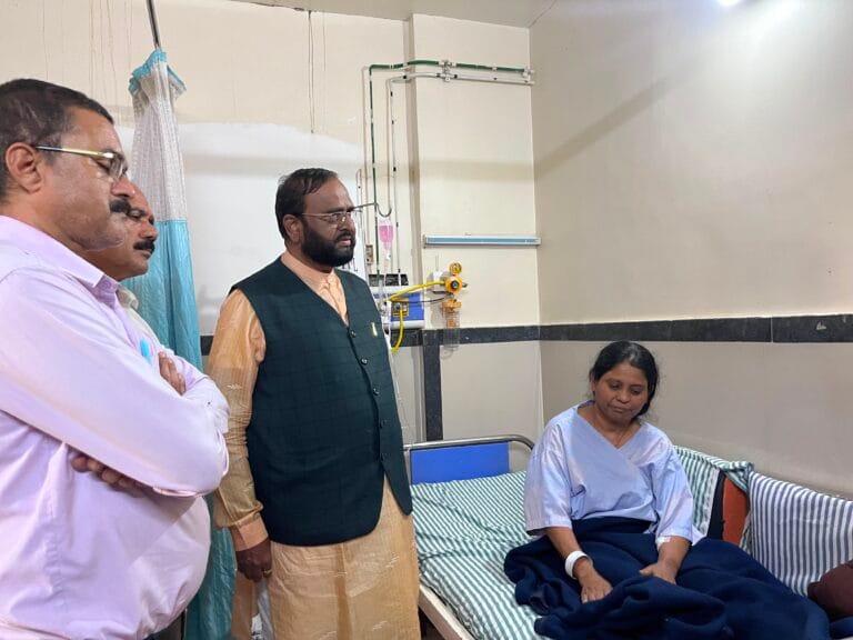 मोशी कचरा डिपो हादसे के दोषियों पर कड़ी कार्रवाई की मांग; घायलों से मुलाकात कर पूर्व राज्यसभा सांसद अमर साबले ने न्याय दिलाने का लिया संकल्प