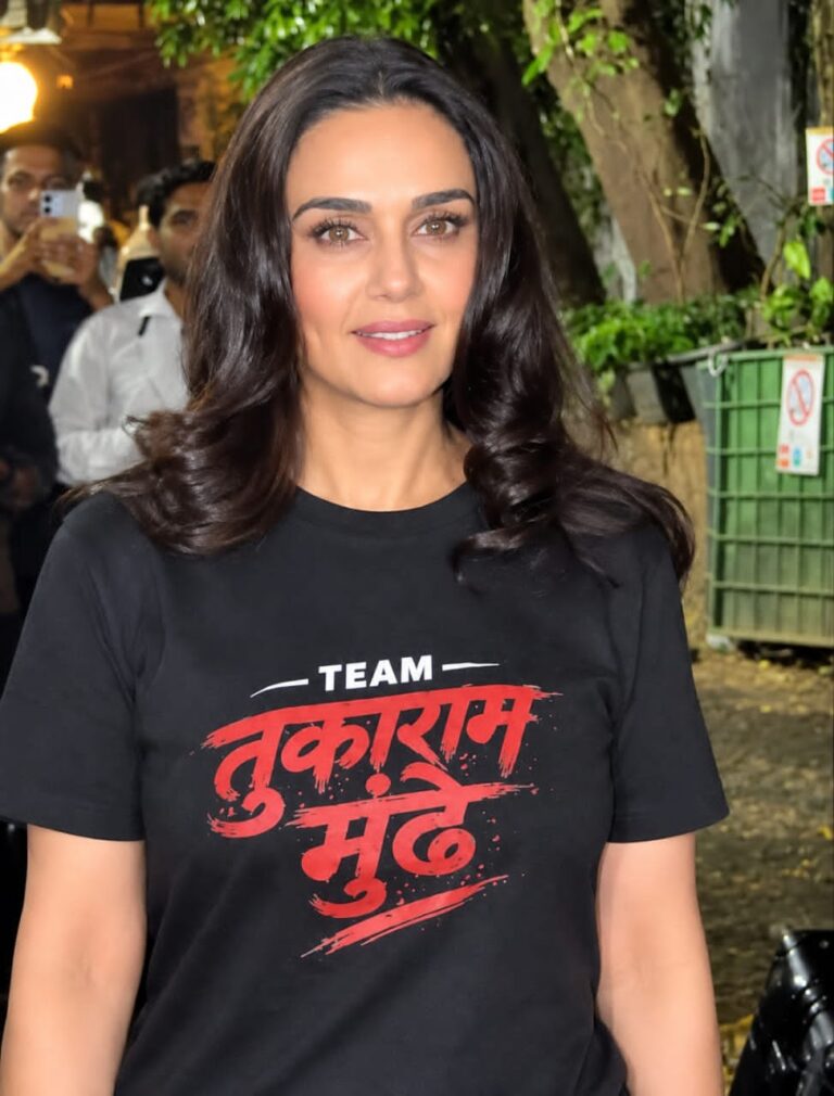 टीम तुकाराम मुंढे’ टी-शर्ट में दिखीं प्रीति जिंटा